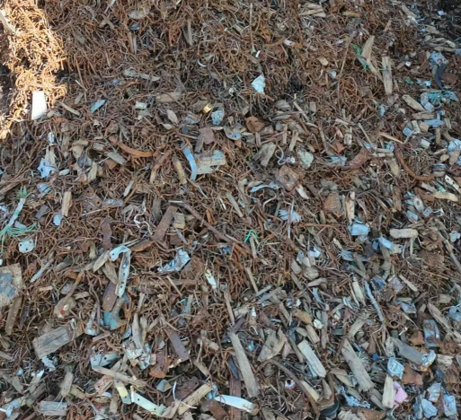 鑄造廠廢鋼原料堆放現(xiàn)場，不同類型廢鋼等待分揀與裝爐使用