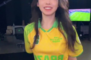 巴西3比0擊敗海地，美娜在演播室直接來(lái)了一段尬舞
