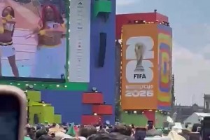 天后的魅力??！球迷聚集場(chǎng)外看夏奇拉的開(kāi)幕式表演