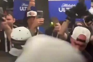社恐犯了！唐斯：我們直播呢！OG：這玩意咋關(guān)??？