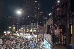 不眠之夜！紐約球迷慶祝奪冠，集體高唱《帝國(guó)之心》！