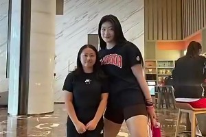 李夢(mèng)有多魁梧？此前她和粉絲合影，身材幾乎是對(duì)方兩倍！