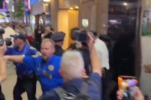 尼克斯球迷G4賽后到底有多瘋狂？警察不得不動(dòng)用催淚彈制止！