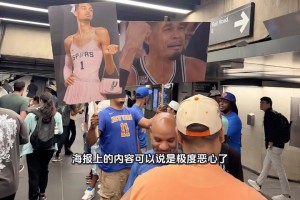 殺入又誅心！尼克斯球迷手舉惡搞文班海報(bào)參加奪冠游行