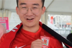 我們攜手成為第12人，共同為亞泰加油祝福！高考學(xué)子走進(jìn)奧體場(chǎng)助威