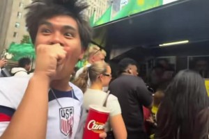 馬奎爾雖然沒去世界杯，但他跑到紐約去賣專輯卡包了 ~