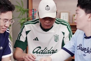 范志毅吃播體驗(yàn)！管澤元帶著北京“懶龍”在線投喂，范導(dǎo)表情亮了