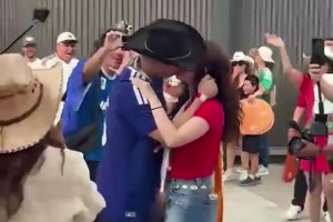 玩得真花！日本球迷在墨西哥和當(dāng)?shù)孛米佑钟H又抱，又扭又跳