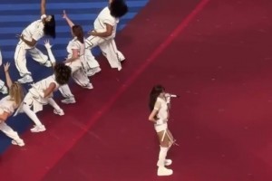 帶勁！韓國女團成員Lisa在美國開幕式上熱舞