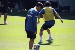日本球員“零距離顛球” ，這球感真是下了苦功夫練出來(lái)的