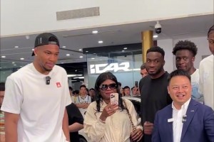 空間還挺大！字母哥試駕奇瑞QQ3，居然還可以在里頭蹺二郎腿！