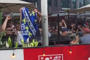 此時多倫多的市中心大批波黑球迷為球隊加油