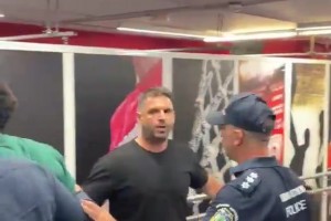 揮拳相向！納恩在希臘聯(lián)賽與對手發(fā)生沖突，被對方一拳打臉