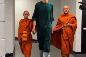 真少林武僧？國外球迷用AI惡搞：文班在兩位僧人護送下入場