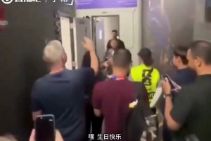 薩拉赫和施魏因施泰格吐槽：真的超級(jí)熱！沒喝水暫停直接熱成干