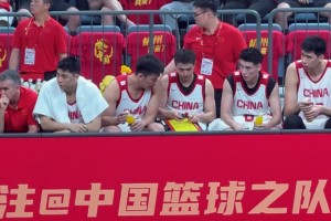 趙繼偉不閑著 休息時(shí)間拿板跟王俊杰講解 助其融入球隊(duì)