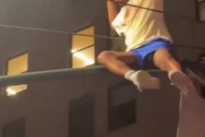 好家伙，不怕摔死??！尼克斯奪冠后，一球迷爬上電燈桿子上慶祝