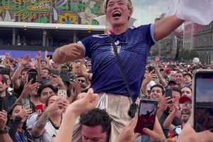 跨國(guó)界的純粹快樂(lè)！日本戰(zhàn)平荷蘭，一日本球迷在人群中被高舉慶祝