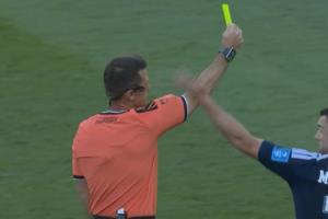 伊薩·迪奧普在防守時將亞當(dāng)斯放倒，主裁判向其出示黃牌
