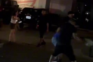 臥槽，一尼克斯球迷在街頭遭幾名刺蜜圍毆，球衣還被搶走了