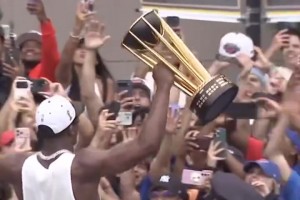 湖人舊將！杰米森也參加了尼克斯的冠軍游行，手持NBA杯冠軍杯