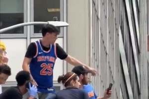 尼克斯奪冠慶典離譜一幕！美女救醒一球迷 卻遭對方強行索吻