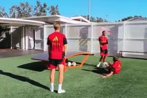玩桌上足球也勝負(fù)欲拉滿的德布勞內(nèi)！比利時日常訓(xùn)練！