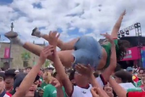 女球迷被一群男球迷拋向空中，結(jié)果把人妹子砸到一人頭上