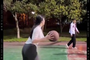 野球場(chǎng)美女里面投籃最準(zhǔn)的，美女里面最會(huì)投籃的??！