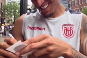 被迫在“屁股”上簽名！因卡皮耶：這輩子沒簽過這么奇葩的名