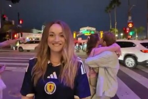 蘇格蘭女球迷正在錄視頻，后面的情侶就抱著啃起來了