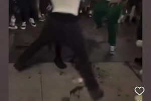 穿羅德曼球衣的都是狠人啊！一刺蜜在街頭獨(dú)挑一群尼克斯球迷