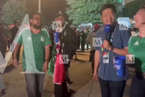 墨西哥球迷圍著韓國記者激情蹦迪，記者在線卑微求個(gè)安靜……