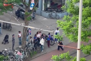 佛得角球迷在國(guó)內(nèi)街頭慶祝戰(zhàn)平西班牙，鳴笛歡呼響徹街道！
