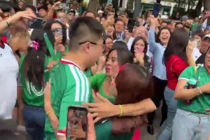 韓流影響力！墨西哥女球迷們搶著和韓國(guó)男球迷接吻