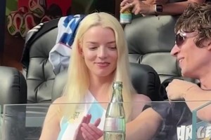 好萊塢女星安雅·泰勒-喬伊身穿阿根廷球衣觀看巴拉圭對(duì)陣美國(guó)