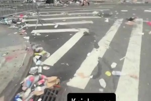 昨日尼克斯奪冠， 紐約球迷在街頭瘋狂慶祝，留下一地垃圾