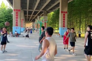 神仙野球場(chǎng)，建在高架橋下面，夏天打球不會(huì)被太陽(yáng)曬