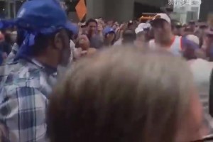 好家伙！尼克斯游行，倆女子起沖突，女子扯下另一人褲子猛擊臀部