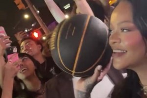 Rihanna 和 A$AP Rocky 在尼克斯贏球后，現(xiàn)身紐約街頭打籃球