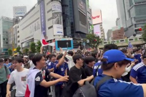 絕平時(shí)刻燃爆清晨！日本隊(duì)絕平后，十字路口秒變狂歡海洋！