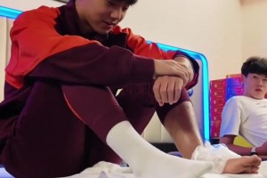 萬(wàn)項(xiàng)小時(shí)候個(gè)性簽名：“我想踢出世界杯”