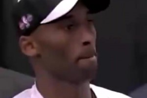 與今年馬刺對比？09年NBA西部冠軍頒獎儀式，湖人全隊(duì)面無表情面色凝重