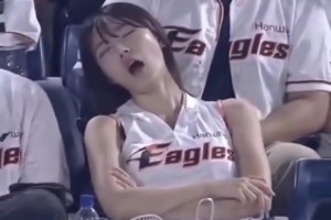 韓國(guó)籃球賽現(xiàn)場(chǎng)，美女看球看到睡著？