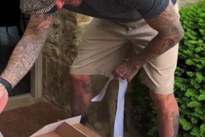 維多利亞分享了一段溫馨視頻，貝克漢姆的父親節(jié)禮物是兩只小公雞