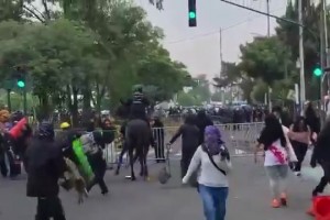 墨西哥城體育場(chǎng)外發(fā)生騷亂，抗議者與防暴騎警發(fā)生沖突