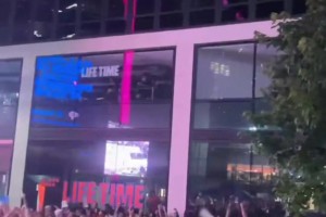 尼克斯末節(jié)反超馬刺，在紐約觀賽的球迷全都沸騰了！