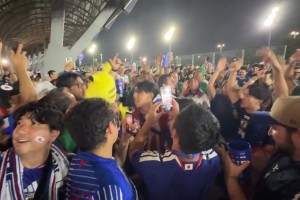 藍色海洋！日本球迷賽后集體嗨皮大喊：日本！日本！